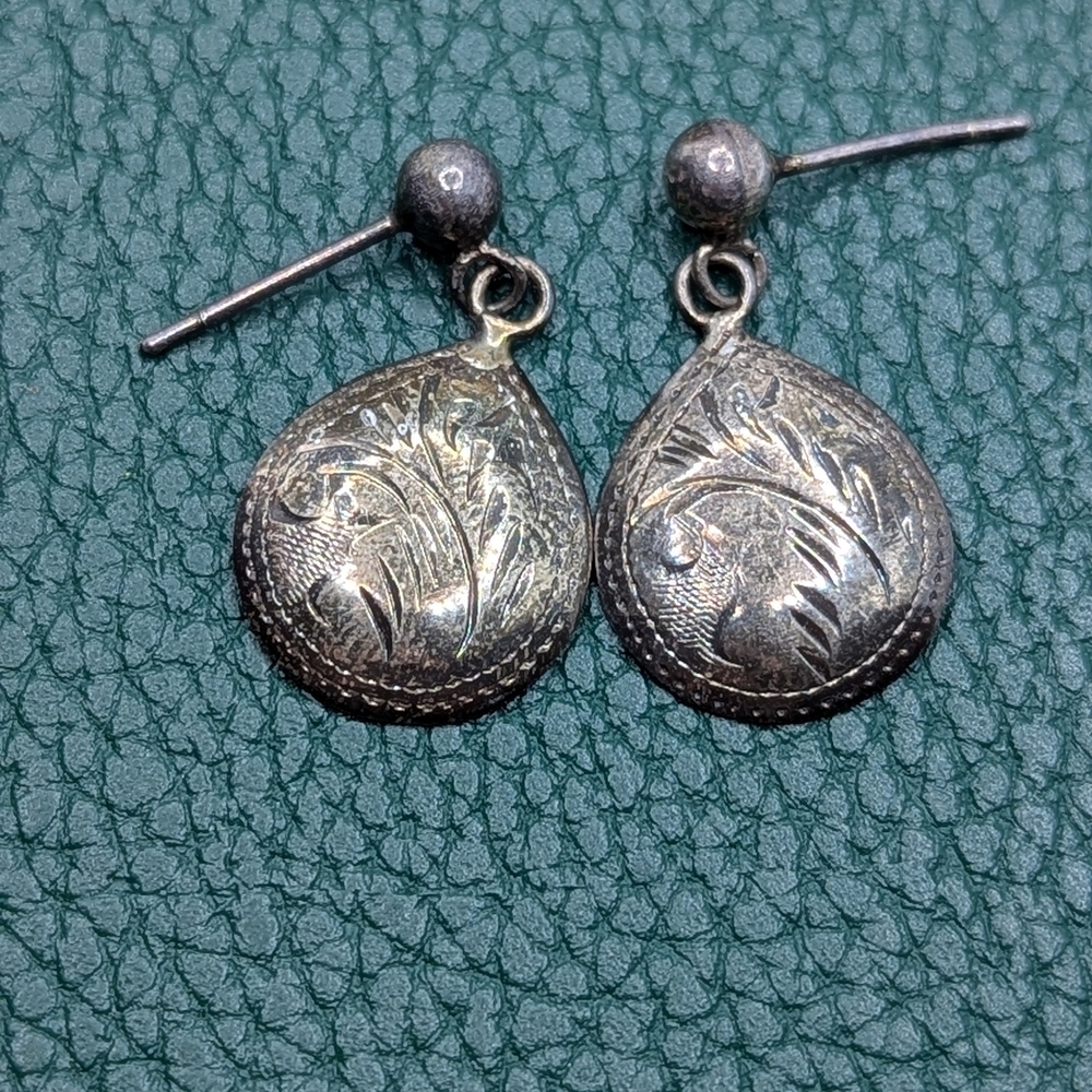 ❤️ Vintage Sterling Silver Etched Teardrop Dangle Earrings ✨ - Picture 2 of 3